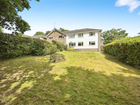 2 bedroom Apartment to let in Birkdale Court, Broadstone