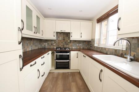 3 bedroom End of terrace house to let in Saffron Way, Bournemouth
