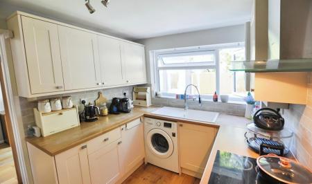 4 bedroom Semi-detached house to let in Cutlers Place, Colehill