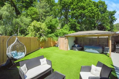 4 bedroom Semi-detached house to let in Cutlers Place, Colehill