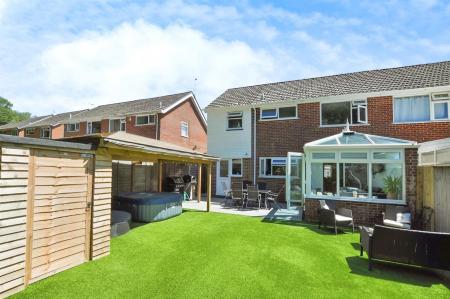 4 bedroom Semi-detached house to let in Cutlers Place, Colehill