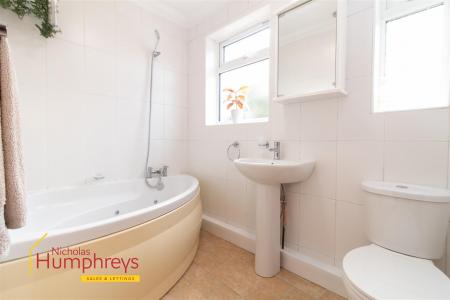 4 bedroom Chalet to let in Hayes Close, Wimborne