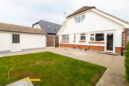 4 bedroom Chalet to let in Hayes Close, Wimborne