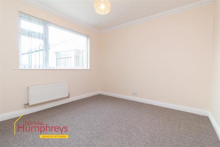 4 bedroom Chalet to let in Hayes Close, Wimborne