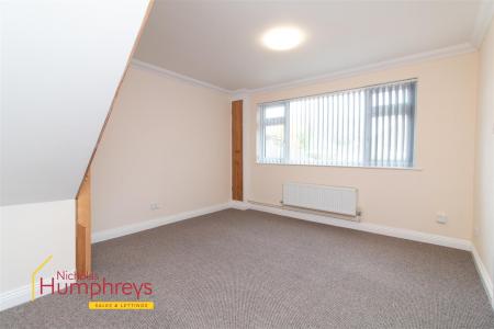 4 bedroom Chalet to let in Hayes Close, Wimborne