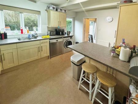 4 bedroom Detached house to let in Canford View Drive, Colehill