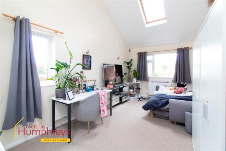 4 bedroom Semi-detached house to let in GURNEY ROAD, CORFE MULLEN