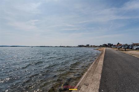 3 bedroom Town house to let in Lander Close, Poole