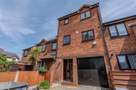 3 bedroom Town house to let in Lander Close, Poole