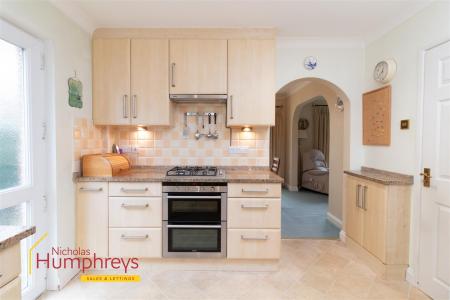 3 bedroom Detached house to let in Merley Ways, Wimborne