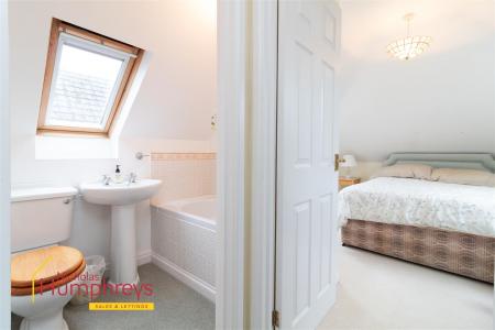 3 bedroom Detached house to let in Merley Ways, Wimborne