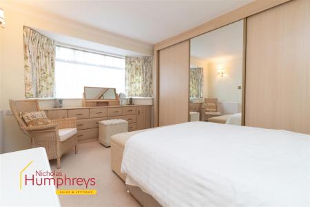 3 bedroom Detached house to let in Merley Ways, Wimborne