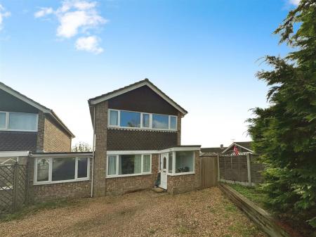 4 bedroom Semi-detached house to let in Heathfield Road, West Moors