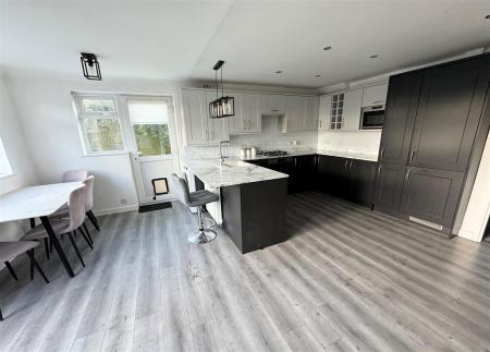 4 bedroom Semi-detached house to let in Heathfield Road, West Moors