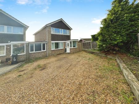 4 bedroom Semi-detached house to let in Heathfield Road, West Moors