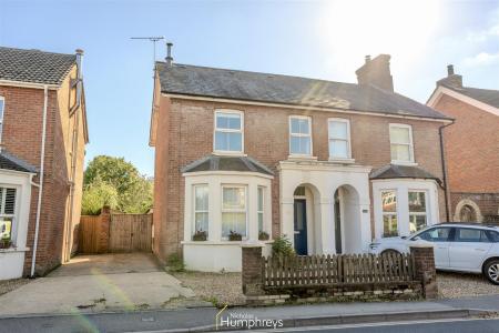 4 bedroom Semi-detached house to let in Leigh Road, Wimborne