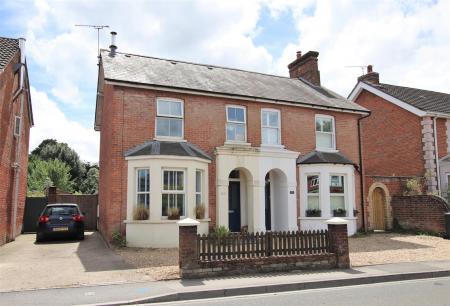 4 bedroom Semi-detached house to let in Leigh Road, Wimborne