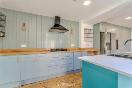 4 bedroom Semi-detached house to let in Leigh Road, Wimborne