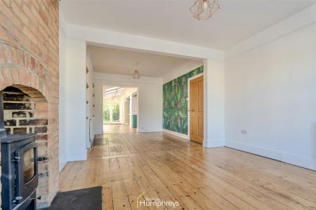 4 bedroom Semi-detached house to let in Leigh Road, Wimborne