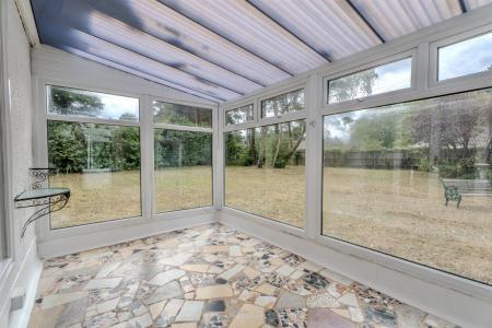 2 bedroom Detached bungalow to let in Woolsbridge Road, Ashley Heath