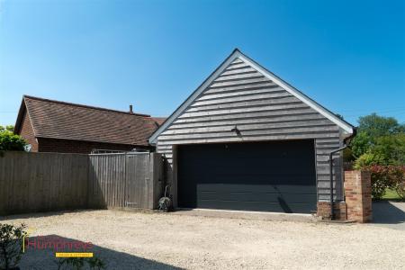 4 bedroom Detached house to let in Tower Close, Chalbury, Wimborne