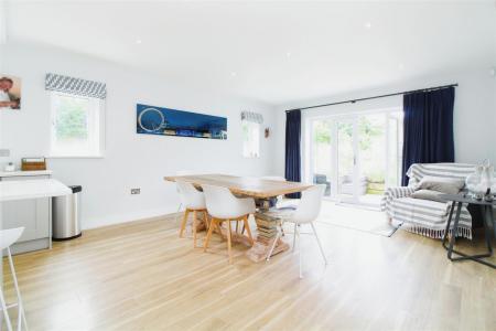 4 bedroom Detached house to let in Canford Magna, Wimborne