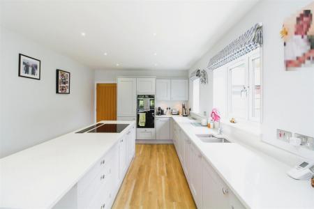 4 bedroom Detached house to let in Canford Magna, Wimborne