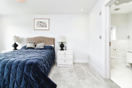 4 bedroom Detached house to let in Canford Magna, Wimborne