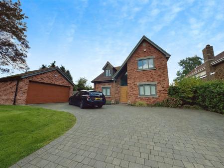 4 bedroom Detached house to let in Canford Magna, Wimborne