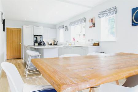 4 bedroom Detached house to let in Canford Magna, Wimborne