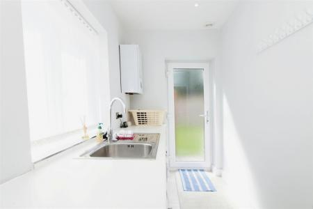 4 bedroom Detached house to let in Canford Magna, Wimborne