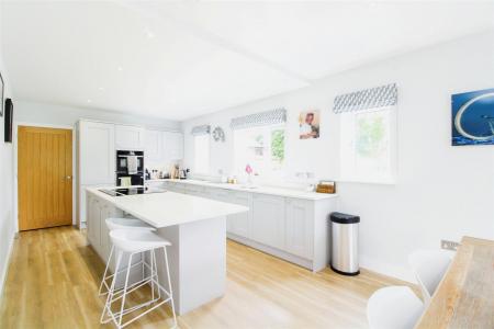 4 bedroom Detached house to let in Canford Magna, Wimborne