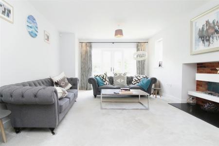 4 bedroom Detached house to let in Canford Magna, Wimborne