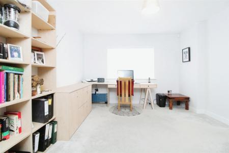 4 bedroom Detached house to let in Canford Magna, Wimborne