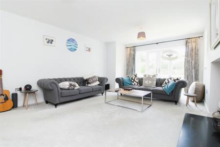 4 bedroom Detached house to let in Canford Magna, Wimborne