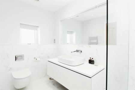 4 bedroom Detached house to let in Canford Magna, Wimborne