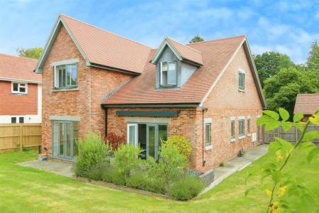 4 bedroom Detached house to let in Canford Magna, Wimborne