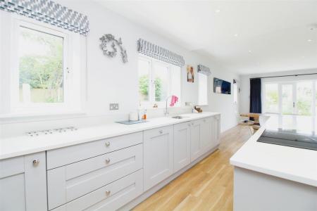 4 bedroom Detached house to let in Canford Magna, Wimborne