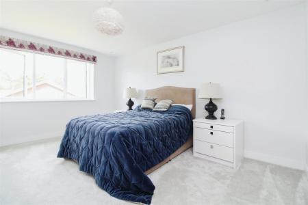 4 bedroom Detached house to let in Canford Magna, Wimborne