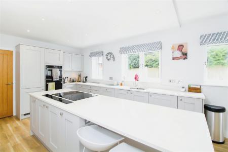 4 bedroom Detached house to let in Canford Magna, Wimborne