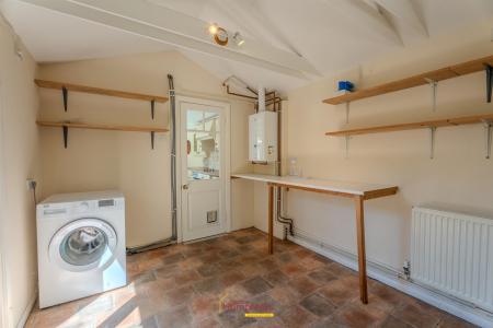 3 bedroom Semi-detached house to let in Greenhill Close, Wimborne