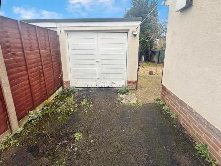 2 bedroom Detached bungalow to let in Dales Drive, Wimborne