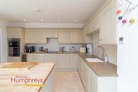 3 bedroom Detached house for sale in Wimborne Road, Colehill