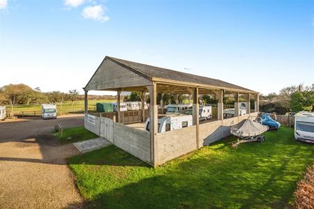 5 bedroom Detached house to let in Willett Road, Ashington, Wimborne