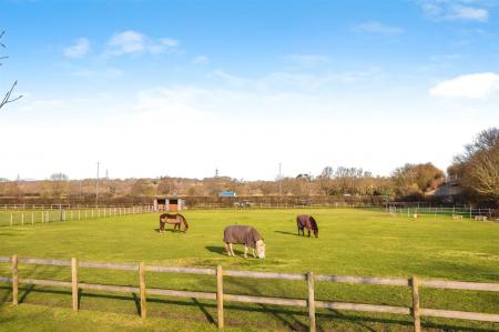 5 bedroom Detached house to let in Willett Road, Ashington, Wimborne