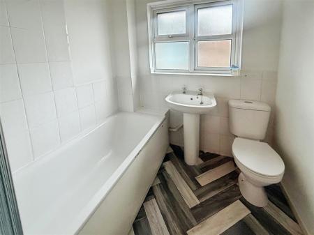 3 bedroom Semi-detached house to let in Vallis Close, Poole