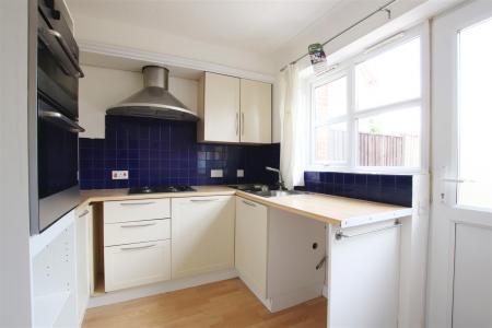 2 bedroom Terraced House to let in Old Manor Close, Wimborne