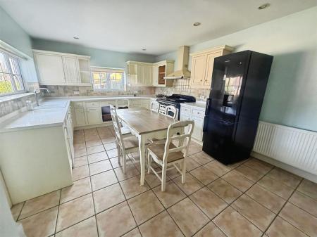 3 bedroom Detached house to let in Redcotts Lane, Wimborne