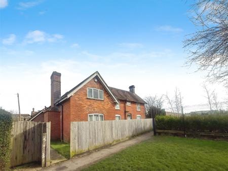 3 bedroom Detached house to let in Redcotts Lane, Wimborne