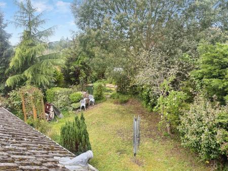 4 bedroom Detached house to let in Leigh Lane, Wimborne